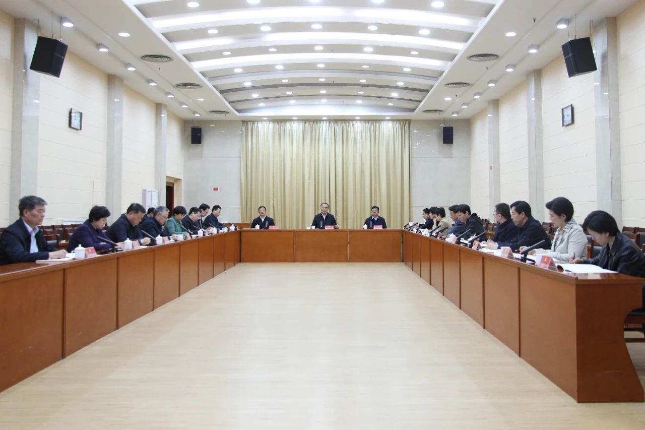 区委理论学习中心组集体学习会举行